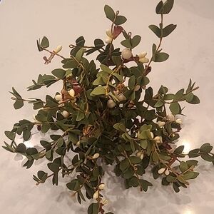 LIKE NEW! Faux White Berry Floral